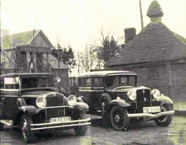 Studebaker President rocznik 1931 (z prawej) i Cadillac na terenie gazowni. W głębi po lewej niewykończona jeszcze willa dyrektora Ignacego Wieleżyńskiego Fot: Ze zbiorów Jerzego Kabacińskiego