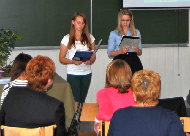 Uczennice Natalia Pyciak i Sylwia Czerny prezentują ubezpieczenia społeczne.