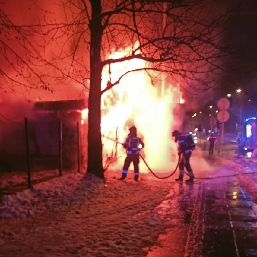 Pożar baraków przy ul. Pułaskiego. Na terenie należącym do dewelopera. Bezdomni ukrywali się tam przed mrozem