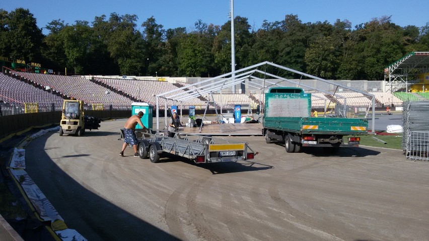 Po koncercie Linkin Park w Rybniku sprzątają stadion. A tak...