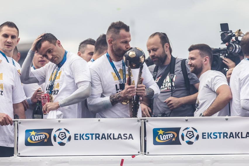 Mistrzowska feta Legii Warszawa na placu Zamkowym [ZDJĘCIA] Piłkarze w końcu odebrali medale. Świętowali z tysiącami kibiców [WIDEO]