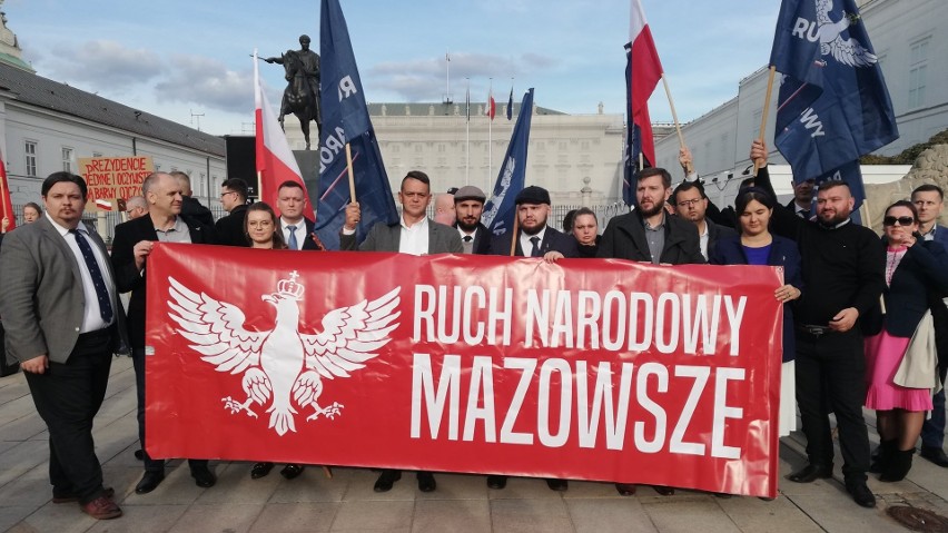 Arkadiusz Sokołowski w członkami Ruchu Narodowego Mazowsze.