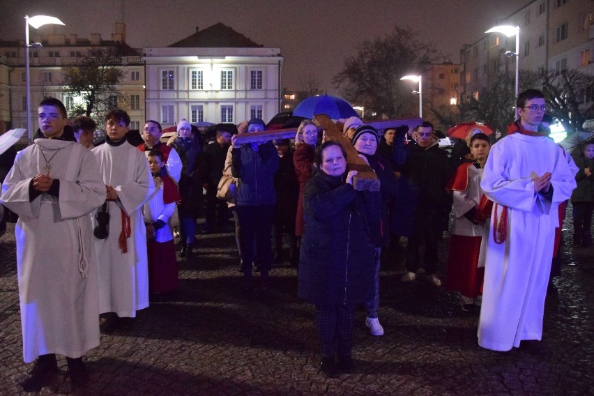 Mieszkańcy przeszli ulicami Pruszcza Gdańskiego rozważając...