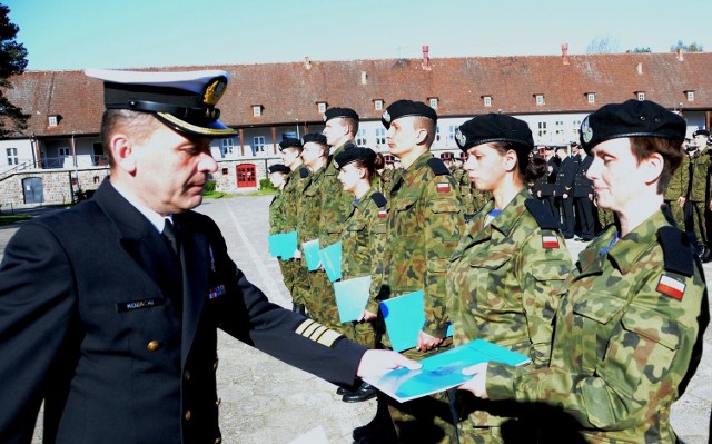 We wtorek ( 29 kwietnia) na uroczystej zbiórce kmdr Robert Kozacki,  komendant Centrum Szkolenia Marynarki Wojennej w Ustce pożegnał pierwszy tegoroczny turnus służby przygotowawczej do Narodowych Sił Rezerwowych . 