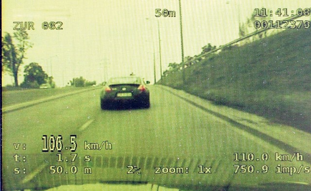 Na przykład takie nagranie  szybkiej  jazdy z kamerki samochodowej trafia do Komendy Wojewódzkiej Policji na skrzynkę „Stop agresji na drodze” . I o jest podstawą do ukarania pirata