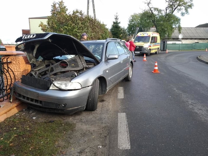 Kraksa w Borównie pod Bydgoszczą. Samochód na zakręcie