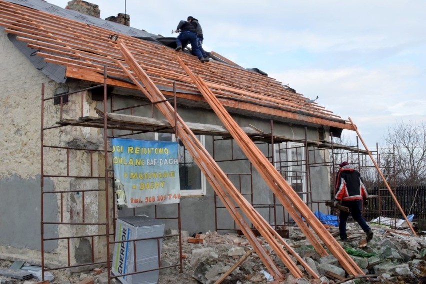 "Ich Nowy Dom" w Busku-Zdroju. Wali się jedna ze ścian, ale ekipa ratuje sytuację (DZIEŃ 10, ZDJĘCIA)