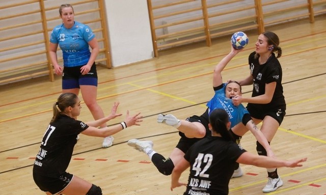 Handball Rzeszów (niebieskie koszulki) po ciężkim meczu pokonał AZS AWF Warszawa.