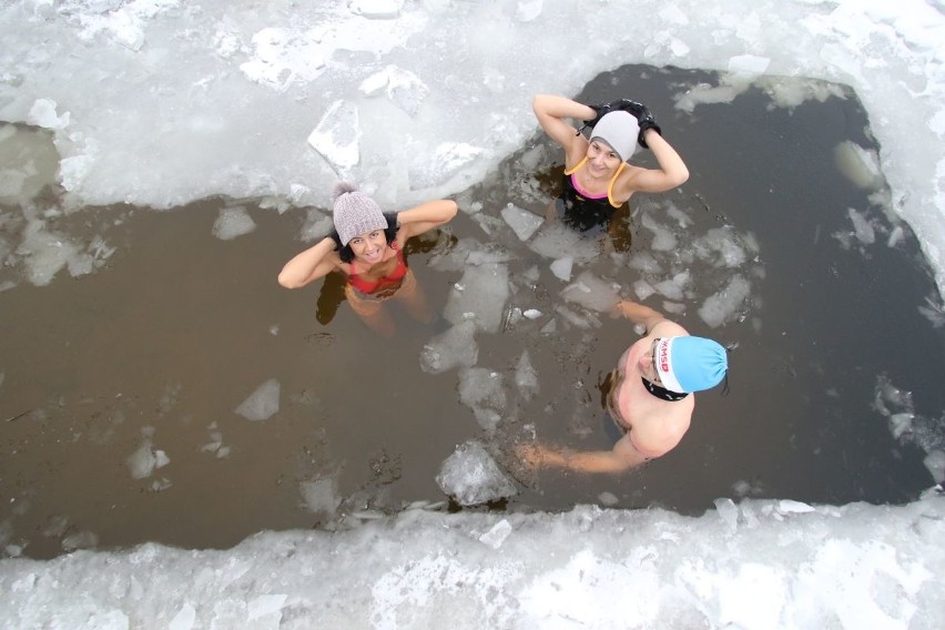 W Morawicy ruszył niebezpieczny eksperyment. Spędzą 12 godzin w lodowatej wodzie! (ZDJĘCIA)