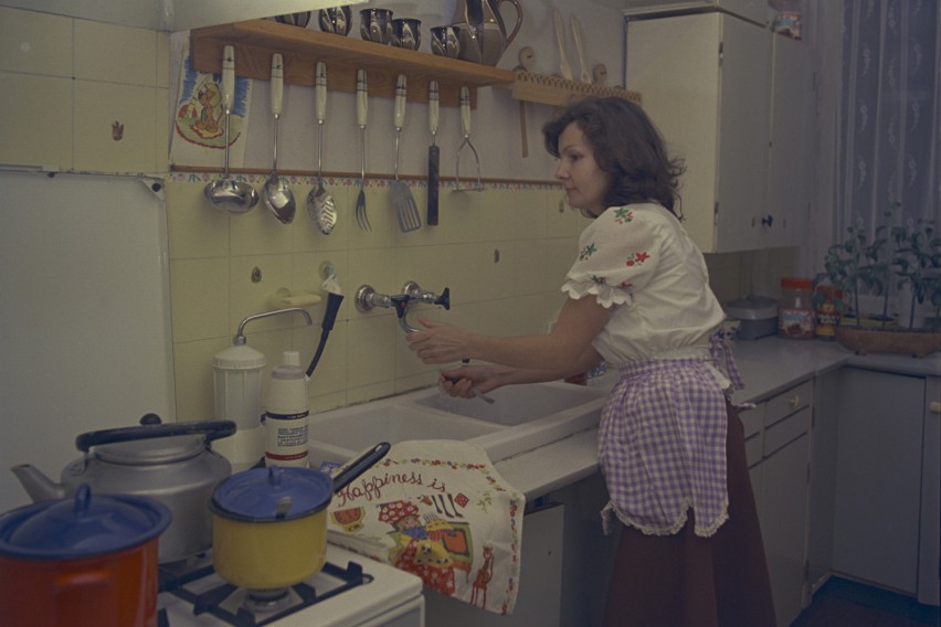 Wnętrze kuchni w mieszkaniu w 1975 roku.