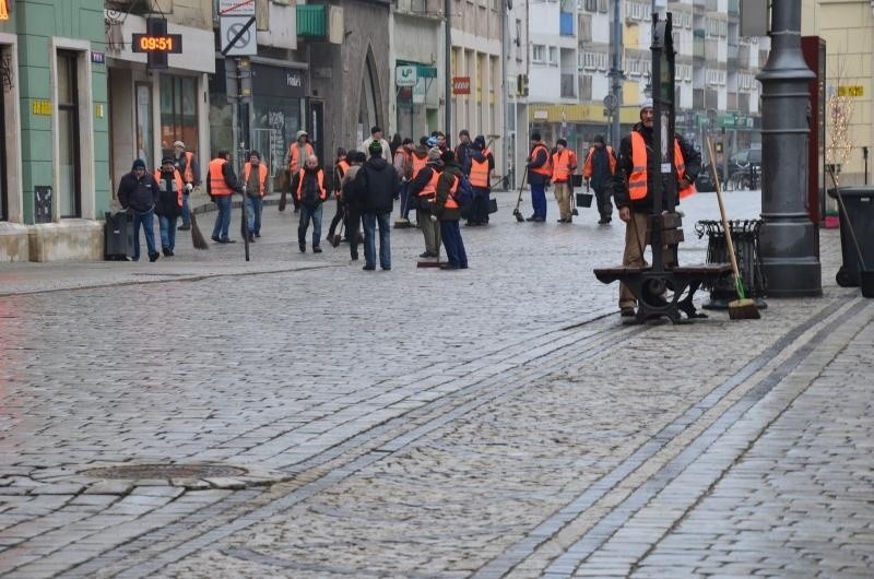 Sprzątali po sylwestrowej zabawie. Rynek czysty. Śmieci zalegały wokół (ZDJĘCIA)