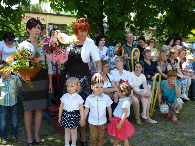 Delegacja nauczycieli i przedszkolaków z Przedszkola numer 3 w Staszowie przed złożeniem kwiatów przy obelisku patrona przedszkola świętego Jana Pawła II.