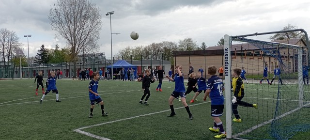 Dziesięć drużyn z powiatu jędrzejowskiego w kategorii wiekowej do lat 12 zmierzyło się ze sobą w turnieju eliminacyjnym do finału wojewódzkiego 23. edycji turnieju o Puchar Tymbarku.