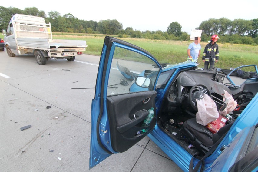 Koszmarny wypadek na A4. Pasażer uwięziony w samochodzie [ZDJĘCIA]