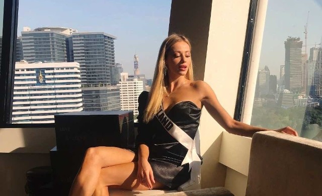 Magdalena Swat z Bodzechowa w powiecie ostrowieckim reprezentowała Polskę podczas tegorocznego finału Miss Universe w Bangkoku. Prezentowała się doskonale i również na jury zrobiła wielkie wrażenie. Zajęła miejsce w najlepszej dwudziestce, mimo ogromnej konkurencji - dziewcząt było niemal sto.ZOBACZ NA KOLEJNYCH SLAJDACH>>>Czytaj także: Magda Swat z Ostrowca Świętokrzyskiego w pierwszej 20. Miss Universe 2018! To największy sukces Polki w tym konkursie w ostatnich latachPOLECAMY TAKŻE: Najlepsze seriale 2018 roku. Jaki wybrać na wieczór? Zobacz najciekawsze ZOBACZ TAKŻE:  Konwój Coca Coli w Kielcach