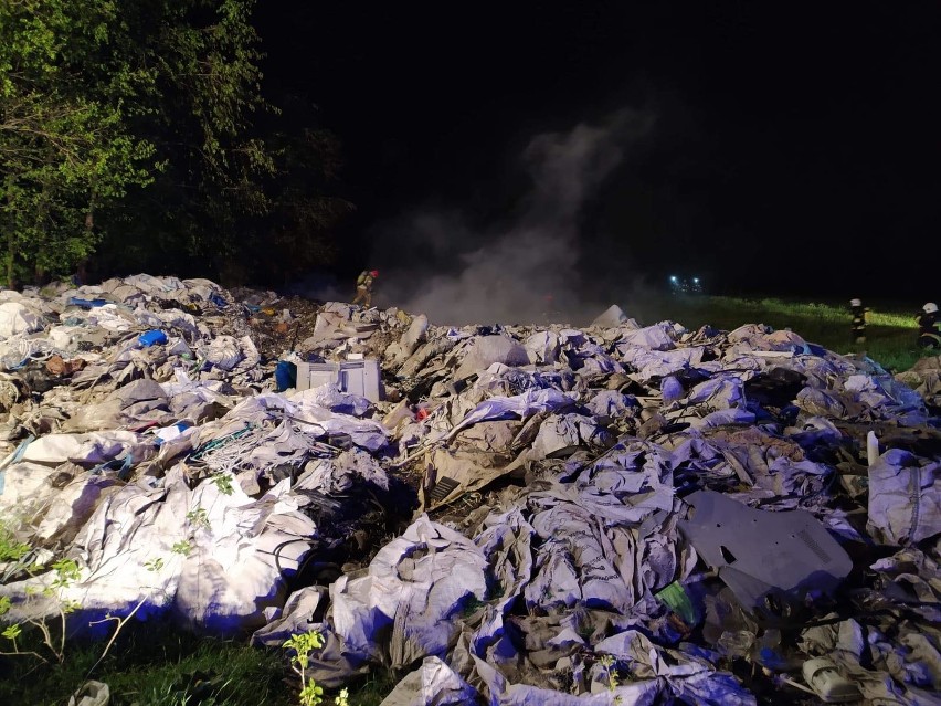 Pożar śmieci na prywatnej posesji w Kolnie ugasili...