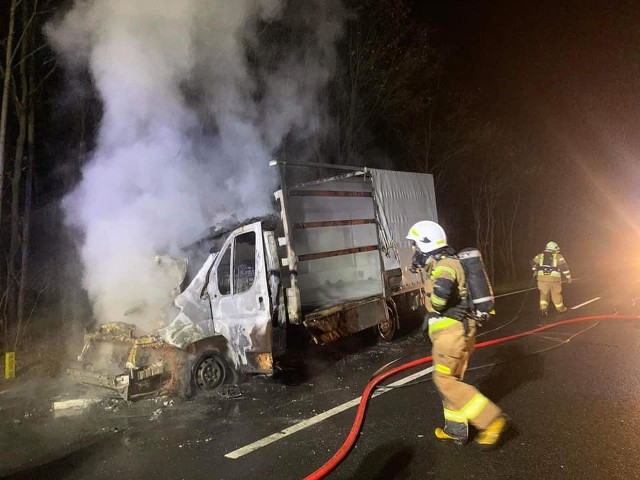 W piątek, 4 grudnia przed godz. 18.30 straż pożarna otrzymała zgłoszenie o płonącym samochodzie dostawczym na drodze pomiędzy Strykowem a Granowem w powiecie poznańskim. Zobacz więcej zdjęć ---->