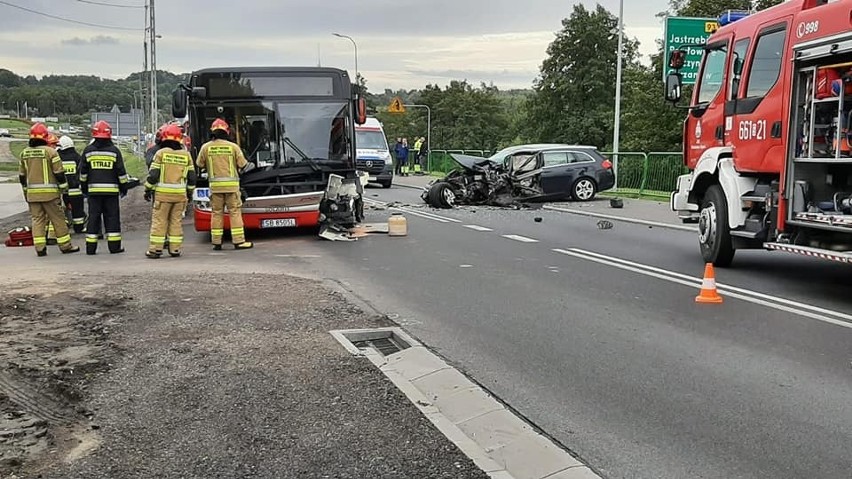 W Mszanie samochód osobowy zderzył się z autobusem. Siedem...