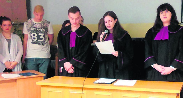 Podczas szkolnej debaty w Zespole Szkół Ekonomicznych w Kielcach, Szkolne Koło Młodego Prawnika zorganizowało rozprawę sądową pod hasłem „Dopalacze - nowe narkotyki”.         