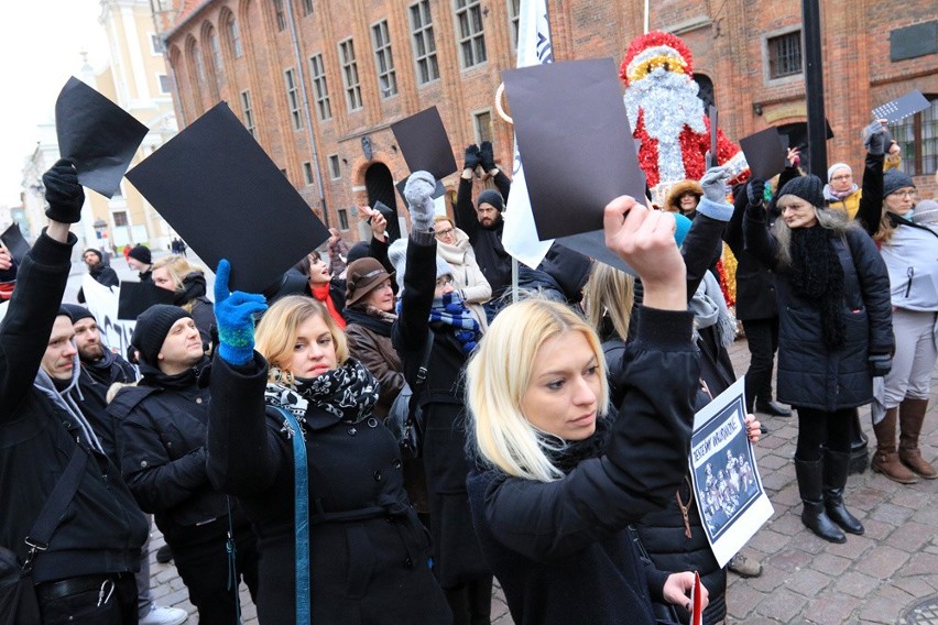 Punktualnie o godzinie 14 w sobotę pod pomnikiem Mikołaja...