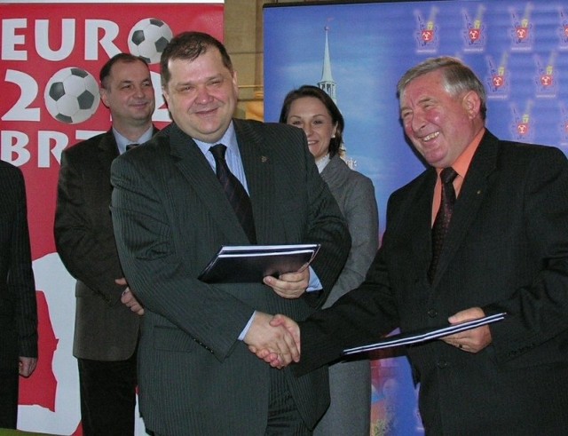 Umowę podpisali burmistrz Wojciech Huczyński i prezes Tadeusz Chodorowski.