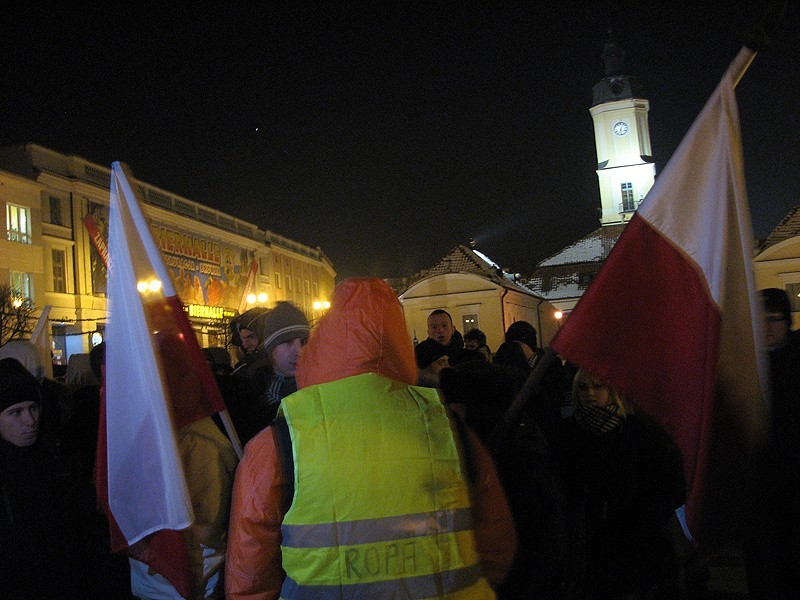 Tłum podskakiwał i skandował okrzyki „Nie dla ACTA”.