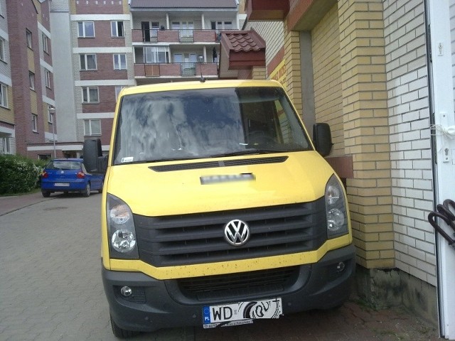 Dostawczy Volkswagen potrzebuje dużo miejsca, dlatego zastawia chodnik przy ul. Kruczej 6 w Wasilkowie.