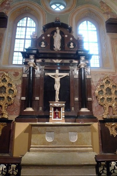 Ołtarz w Kaplicy Oleśnickich z nowym tabernakulum z relikwiami drzewa Krzyża Świętego.