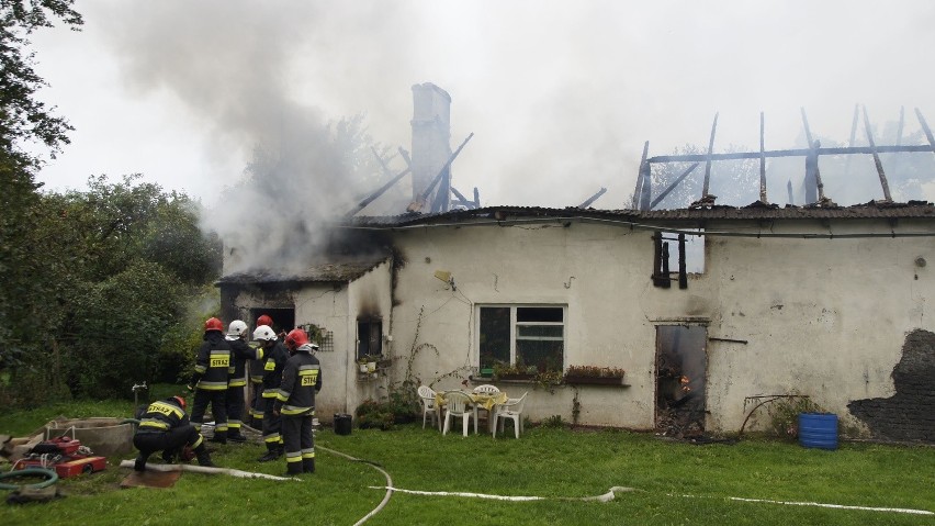 Pożar domu pod Szczecinkiem [zdjęcia]