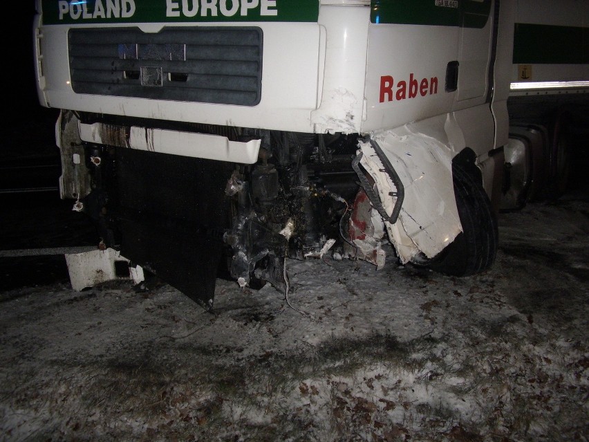 Wypadek w Wandzinie: Audi zderzyło się z ciężarówką (WIDEO, FOTO)