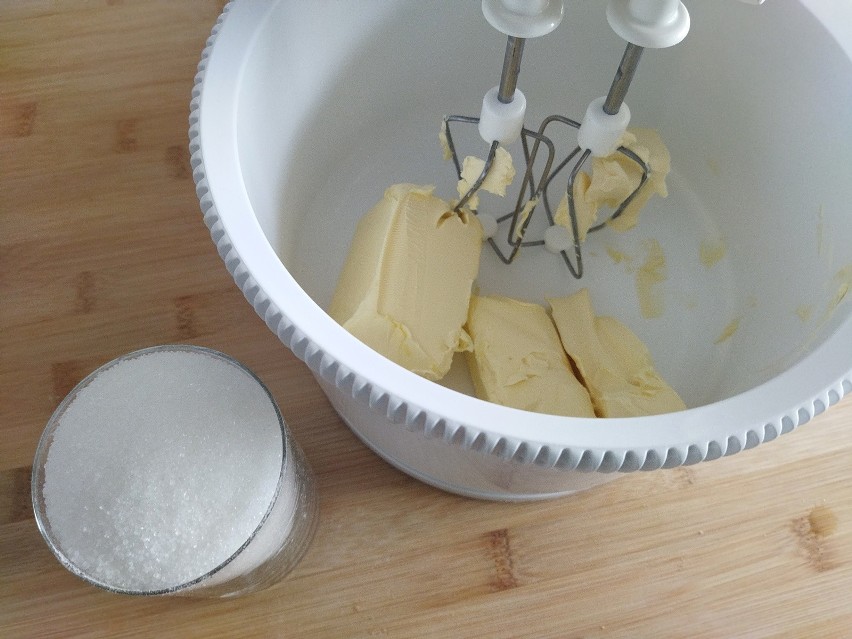 Zacznij ucierać mikserem miękkie masło z cukrem.