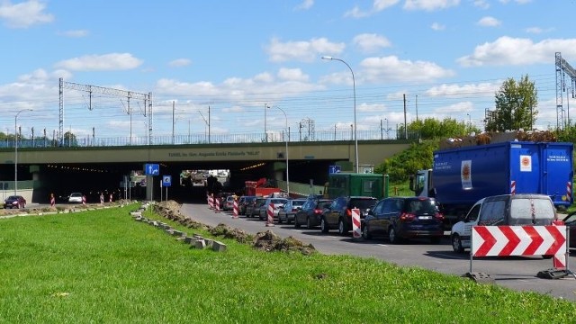 Pod tunelem tworzą się korki jadąc od strony ul. Hetmańskiej w kierunku Składowej.