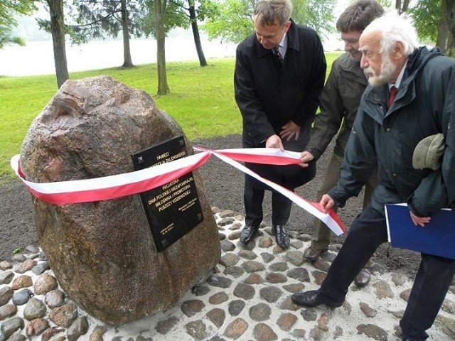 Tablice odsłonili wójt Piotr Leśnowolski, Jerzy Karaśkiewicz, nadleśniczy Nadleśnictwa Radom i radny Jerzy Chrzanowski.