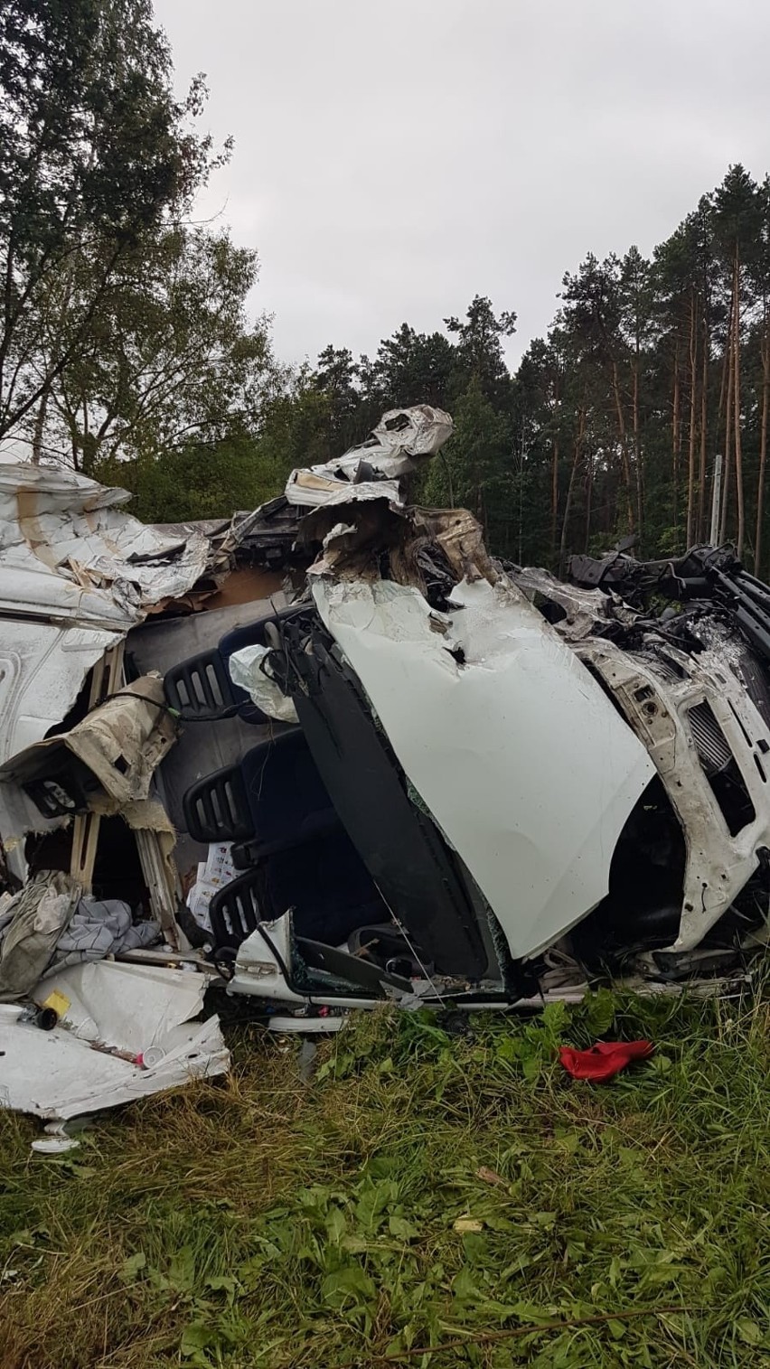 Fatalny wypadek na drodze krajowej numer 79 w Lipsku. Ciężarówka zderzyła się z busem dostawczym. Na miejscu Lotnicze Pogotowie Ratunkowe
