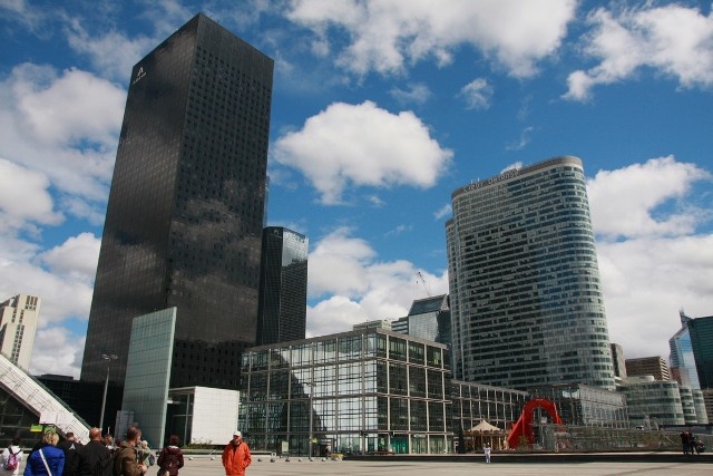 Dzielnica La Défense ma 160 ha powierzchni 