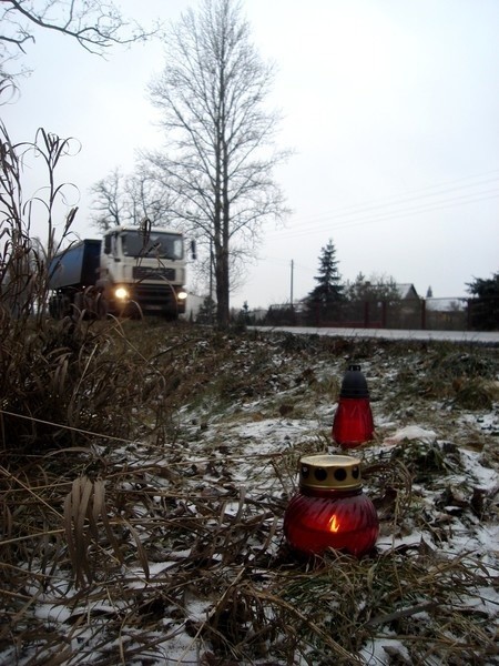 W miejscu tragedii na poboczu zapalono znicze