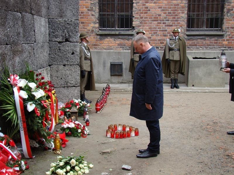 Oddali hołd polskim oficerom rozstrzelanym przez Niemców w KL Auschwitz [WIDEO]