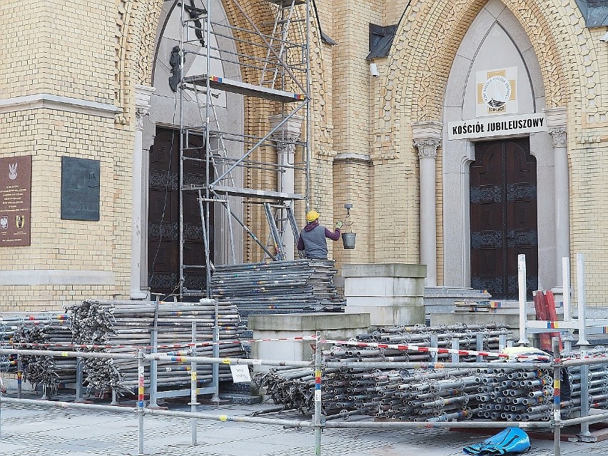 Trwa remont wieżyczek łódzkiej katedry