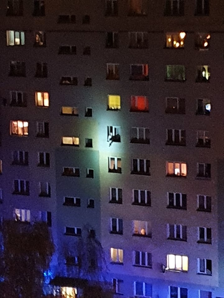 Desperatka w oknie wieżowca przy ul. Ćwiklińskiej. Interweniowały służby, kobieta na szczęście uratowana 