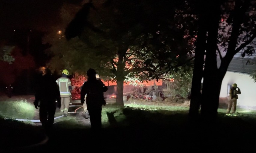 Nocny pożar stajni na ul. Idzikowskiego w Przemyślu. Zginęło 6 koni [WIDEO]