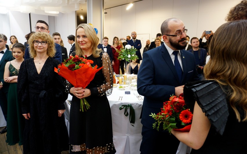 Oni już szaleją na parkiecie. Studniówka Międzynarodowego Liceum Ogólnokształcącego Paderewski. Zobacz zdjęcia i wideo