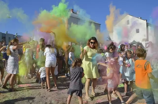 Dzieci, młodzież i dorośli świetnie się bawili podczas festiwalu kolorów na Święcie Śliwki 2019. W niedzielę, 11 sierpnia prawie co pół godziny lub co godzinę były wyrzuty kolorowych proszków holi. Zobacz więcej zdjęć na kolejnych slajdach >>>