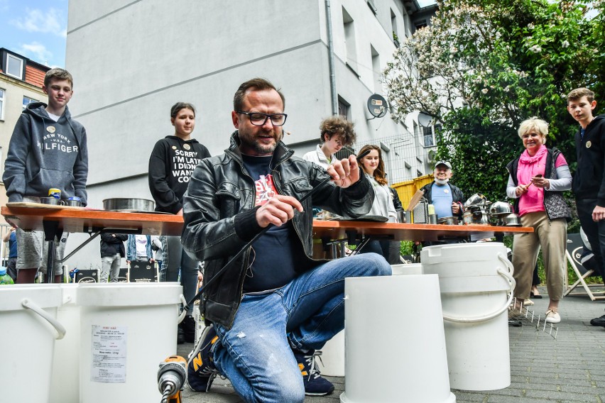 Dziecięca Orkiestra Recyklingowa przy bydgoskim MCK gra na...