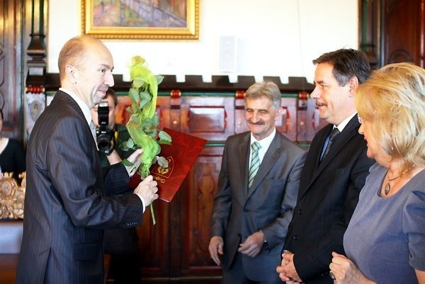 Andrzej Zieliński (z lewej) odbiera gratulacje od samorządowców