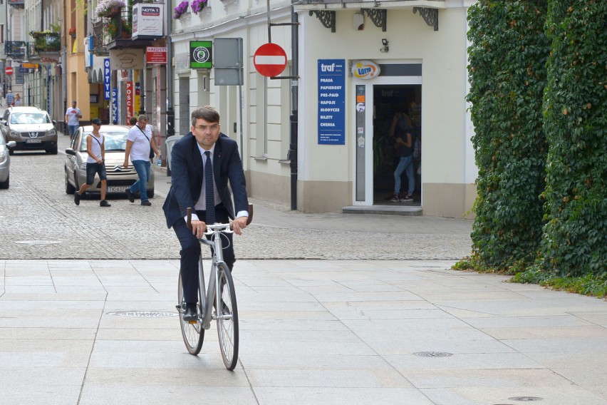 Wiceprezydent Kielc Marcin Różycki jeździ do pracy… rowerem (WIDEO) 