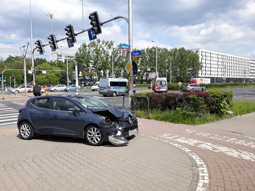 Wypadek na skrzyżowaniu Legnickiej i Kwiskiej we Wrocławiu.