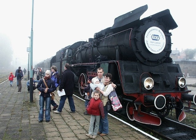 Przejazdy zabytkowych pociągów zawsze budziły duże zainteresowanie mieszkańców Międzyrzecza.