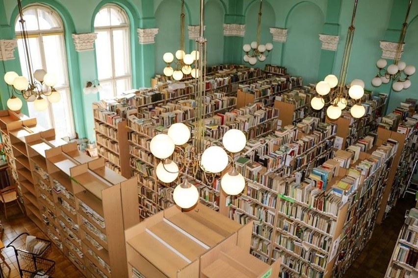 Przeprowadzka lublinieckiej biblioteki do nowej siedziby.