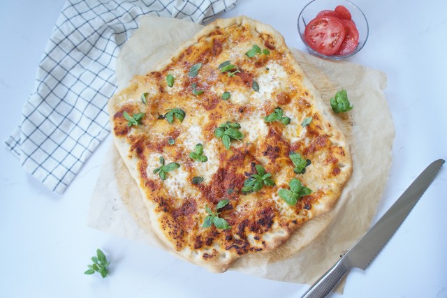 Domowa pizza Margherita to przysmak pochodzący z Włoch. Kliknij obrazek i przesuwaj strzałkami, aby zobaczyć etapy przygotowania pizzy.