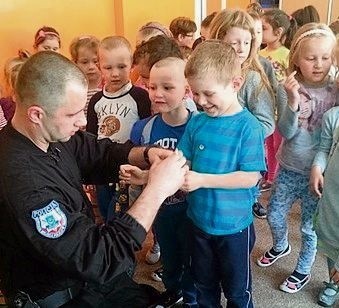 Przedszkolaki z tarnobrzeskiej „Siódemki” podczas spotkania z przedstawicielami Komendy Miejskiej Policji z Tarnobrzega.